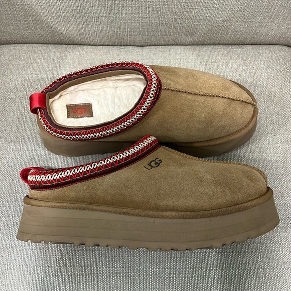 UGG® Tazz Suede Platform Slipper Clogs
Chestnut Size 10 - Picture 7 of 12
